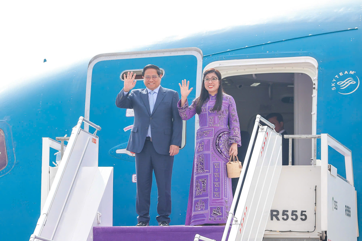 Thủ tướng Phạm Minh Chính và phu nhân tại sân bay quốc tế King Khalid.