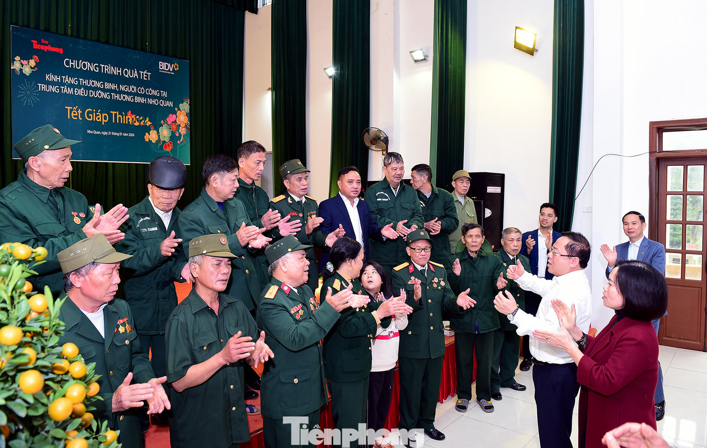 Nhiều bài hát về thời thanh niên sôi nổi và ý chí kiên cường đấu tranh bảo vệ Tổ quốc đã được ca vang tại chương trình. Ảnh: Xuân Tùng