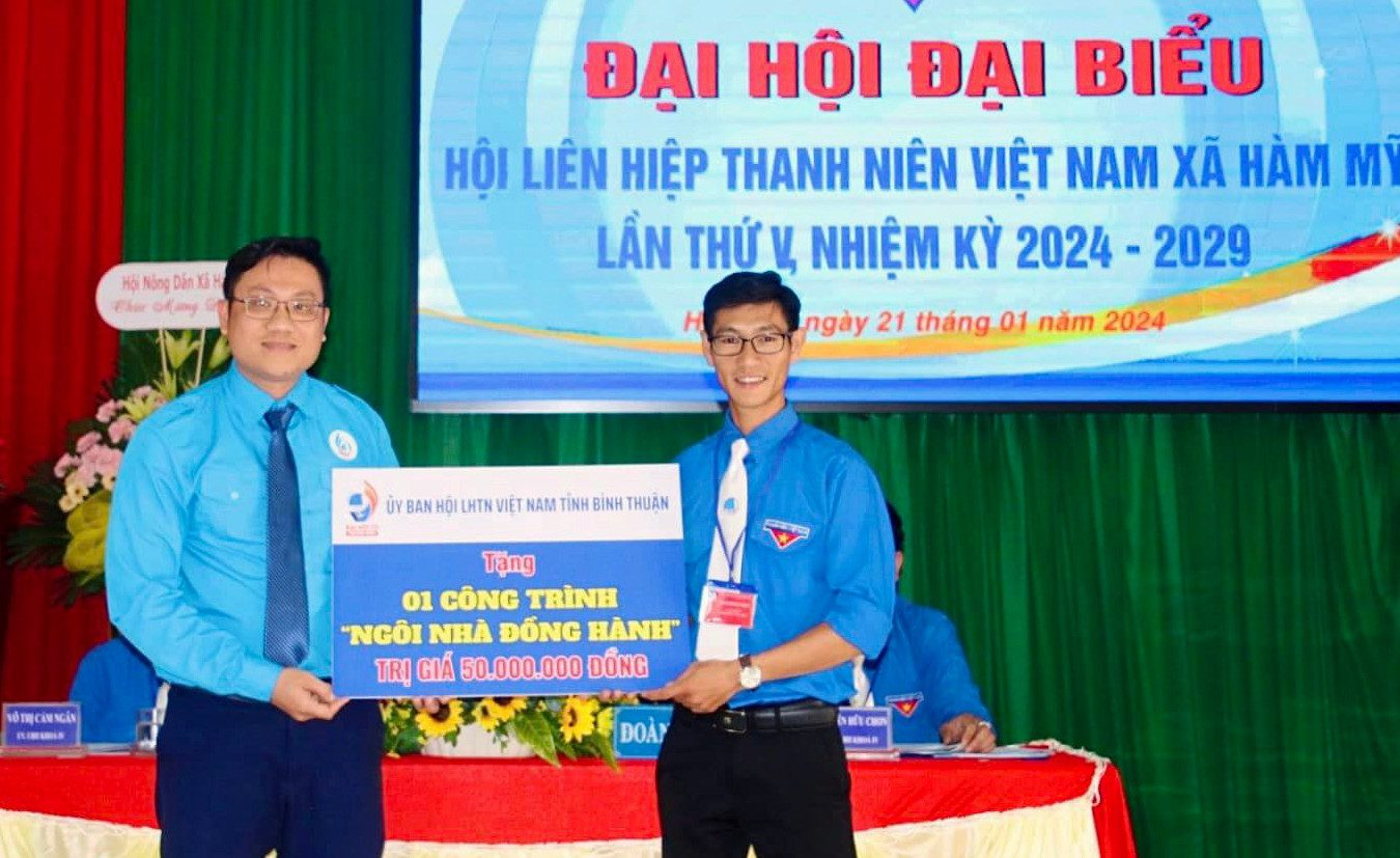 Hội LHTN Việt Nam tỉnh Bình Thuận trao tặng công trình “Ngôi nhà đồng hành”. Ảnh: TĐBT