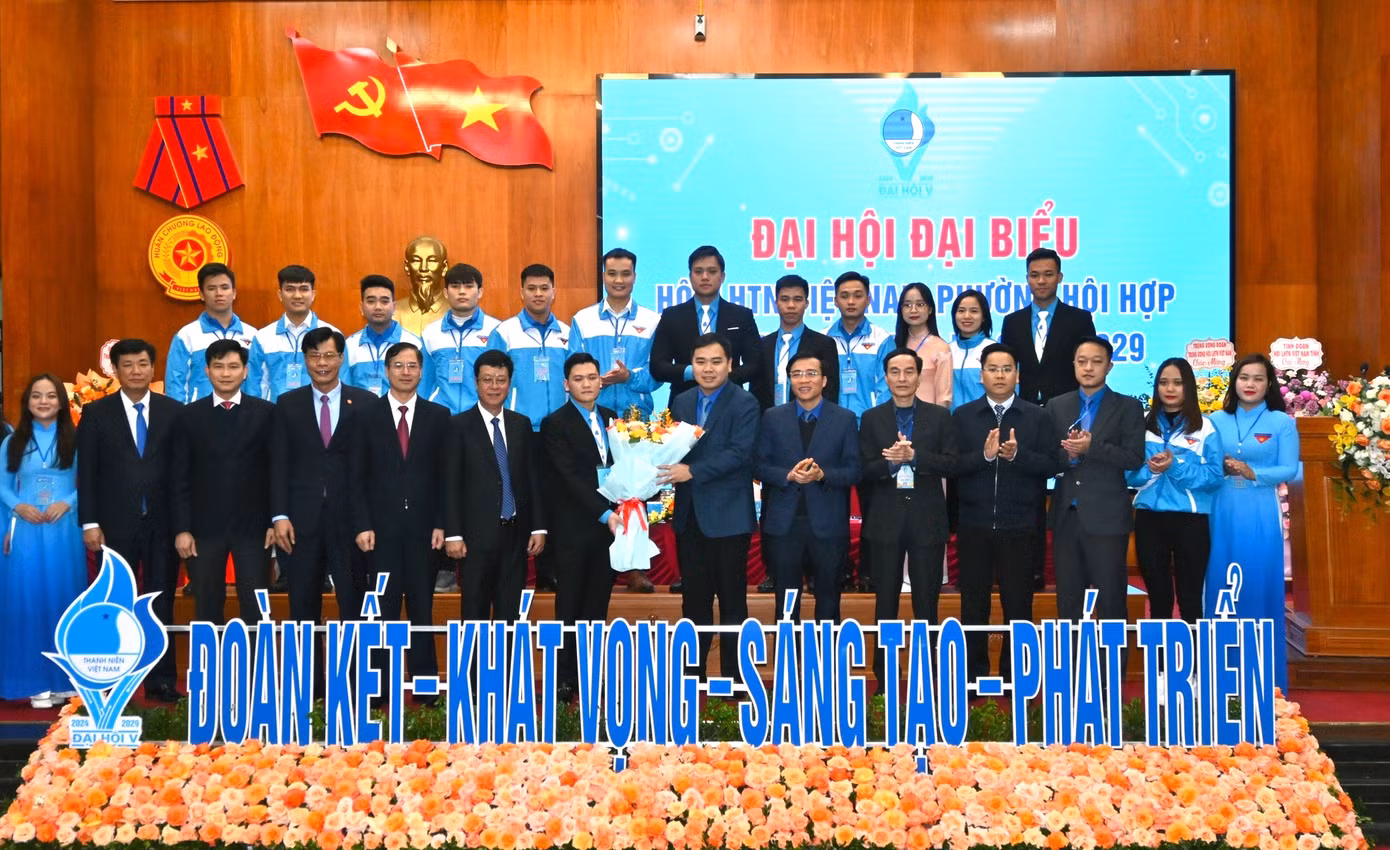 Tại Đại hội, anh Nguyễn Xuân Hiếu - Uỷ viên Ban Chấp hành, Phó Trưởng Ban Đoàn kết tập hợp thanh niên T.Ư Đoàn, Ủy viên Thường trực Đoàn Chủ tịch Ủy ban T.Ư Hội LHTN Việt Nam; anh Nguyễn Trung Kiên - Uỷ viên Ban Chấp hành T.Ư Đoàn, Bí thư Tỉnh Đoàn, Chủ tịch Hội LHTN Việt Nam tỉnh Vĩnh Phúc tặng hoa chúc mừng Ủy ban Hội LHTN Việt Nam phường Hội Hợp khóa V. Ảnh: TĐVP