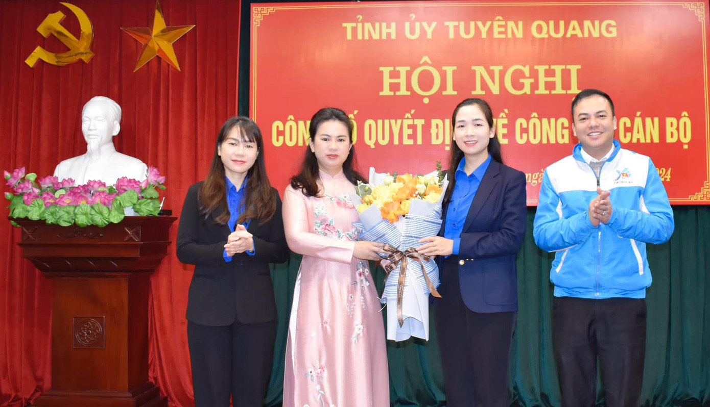 Thường trực Tỉnh Đoàn Tuyên Quang tặng hoa chúc mừng chị Nguyễn Thu Hường nhận nhiệm vụ mới. Ảnh: TĐTQ