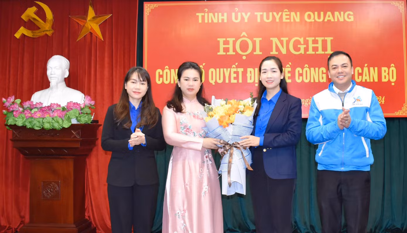 Thường trực Tỉnh Đoàn Tuyên Quang tặng hoa chúc mừng chị Nguyễn Thu Hường nhận nhiệm vụ mới. Ảnh: TĐTQ Thường trực Tỉnh Đoàn Tuyên Quang tặng hoa chúc mừng chị Nguyễn Thu Hường nhận nhiệm vụ mới. Ảnh: TĐTQ