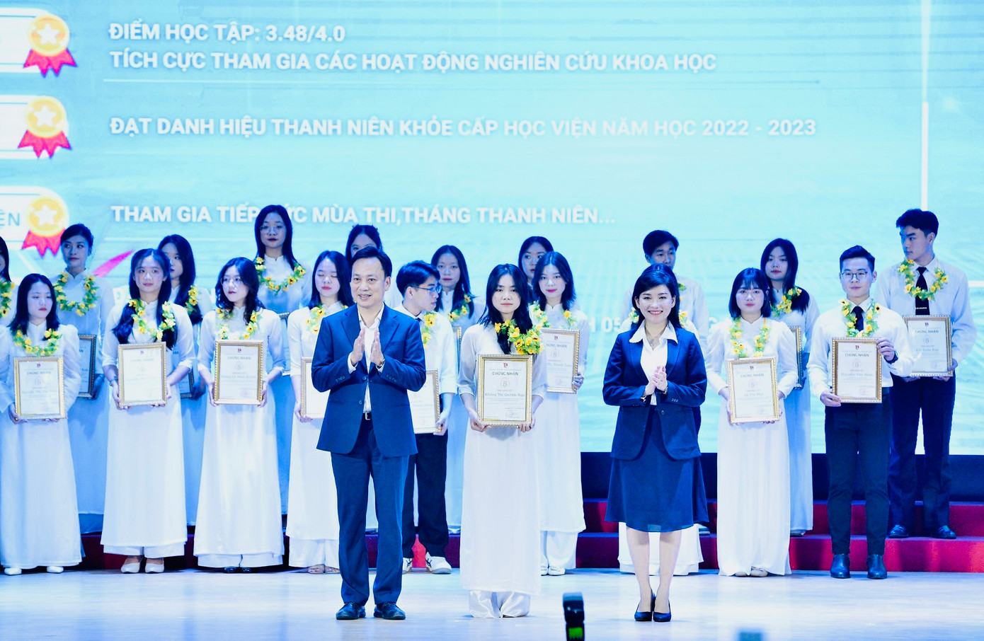 Ông Lại Xuân Lâm và chị Hồ Hồng Nguyên trao khen thưởng "Sinh viên 5 tốt" cấp Khối. Ông Lại Xuân Lâm và chị Hồ Hồng Nguyên trao khen thưởng "Sinh viên 5 tốt" cấp Khối.