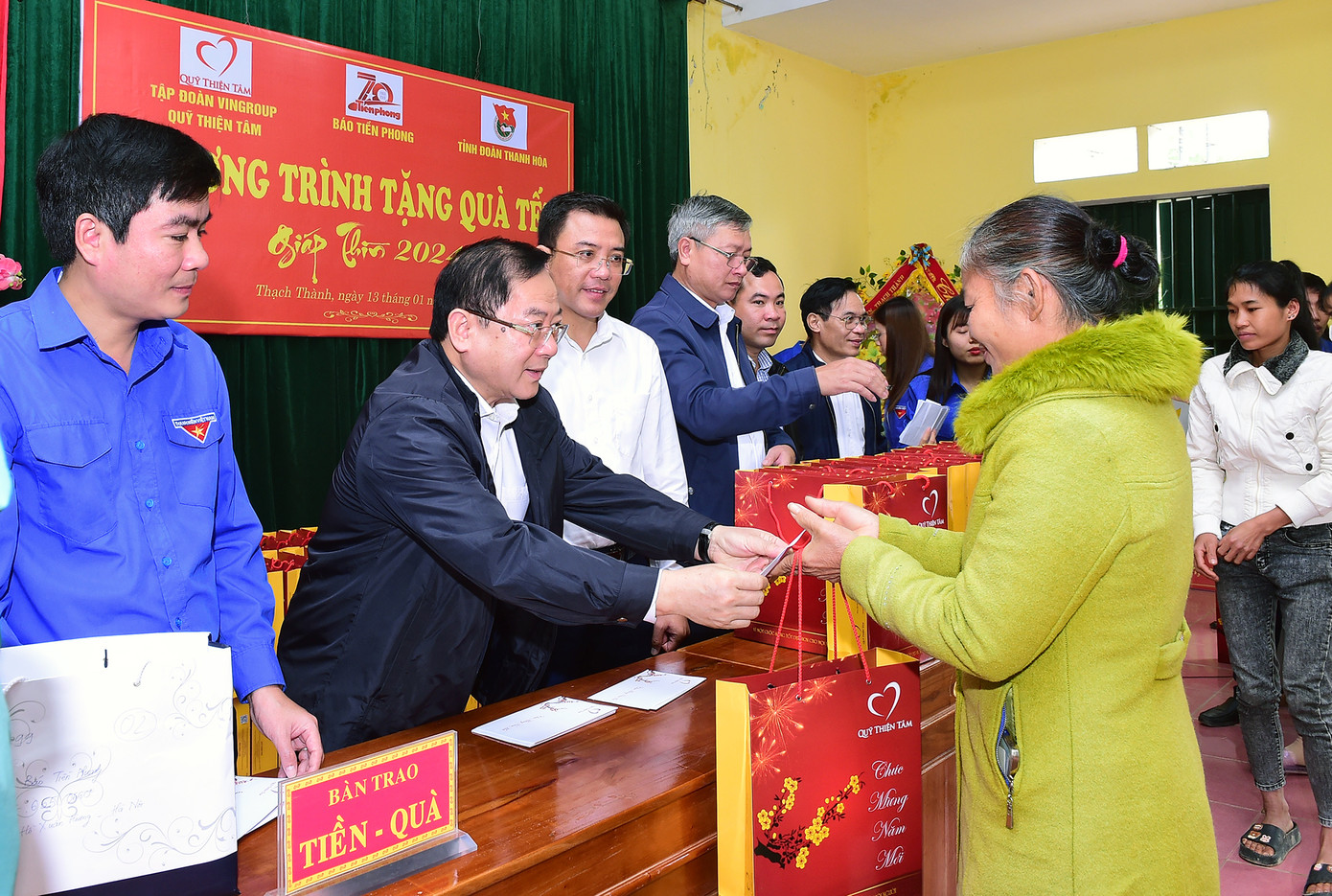 Nhà báo Lê Xuân Sơn trao quà tới hộ dân có hoàn cảnh khó khăn tại chương trình. Ảnh: Xuân Tùng Nhà báo Lê Xuân Sơn trao quà tới hộ dân có hoàn cảnh khó khăn tại chương trình. Ảnh: Xuân Tùng