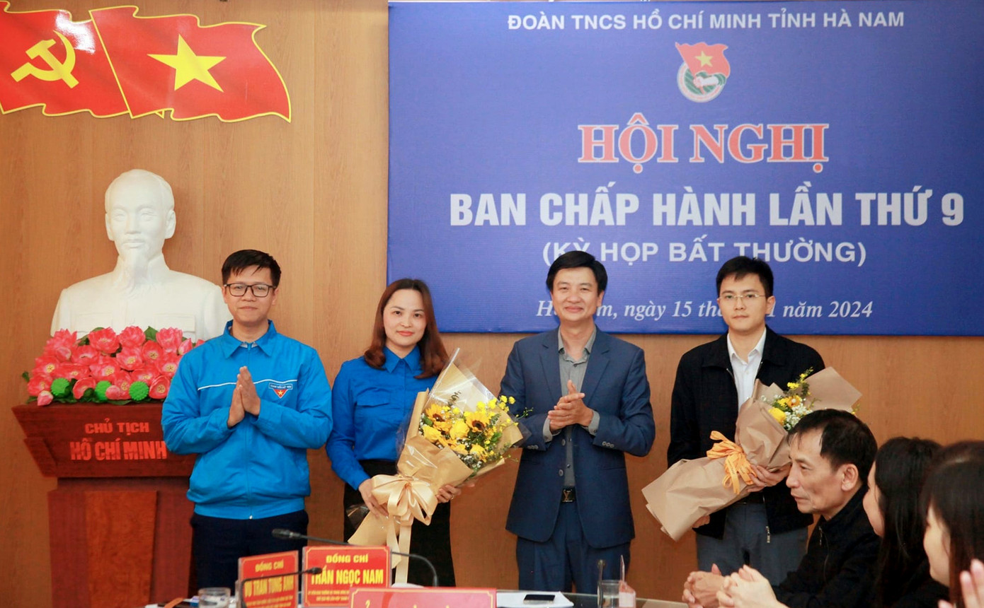 Anh Trần Ngọc Nam (thứ hai từ phải sang) và anh Vũ Trần Tùng Anh (ngoài cùng bên trái) tặng hoa chúc mừng hai tân Phó Bí thư Tỉnh Đoàn là Phạm Thị Hải Yến và anh Nguyễn Xuân Đức. Ảnh: TĐHN Anh Trần Ngọc Nam (thứ hai từ phải sang) và anh Vũ Trần Tùng Anh (ngoài cùng bên trái) tặng hoa chúc mừng hai tân Phó Bí thư Tỉnh Đoàn là Phạm Thị Hải Yến và anh Nguyễn Xuân Đức. Ảnh: TĐHN