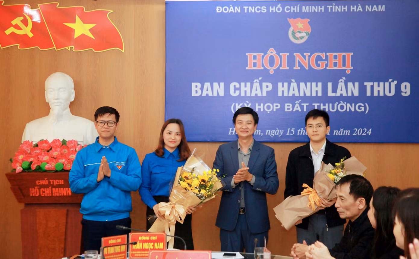 Anh Trần Ngọc Nam (thứ hai từ phải sang) và anh Vũ Trần Tùng Anh (ngoài cùng bên trái) tặng hoa chúc mừng hai tân Phó Bí thư Tỉnh Đoàn là Phạm Thị Hải Yến và anh Nguyễn Xuân Đức. Ảnh: TĐHN