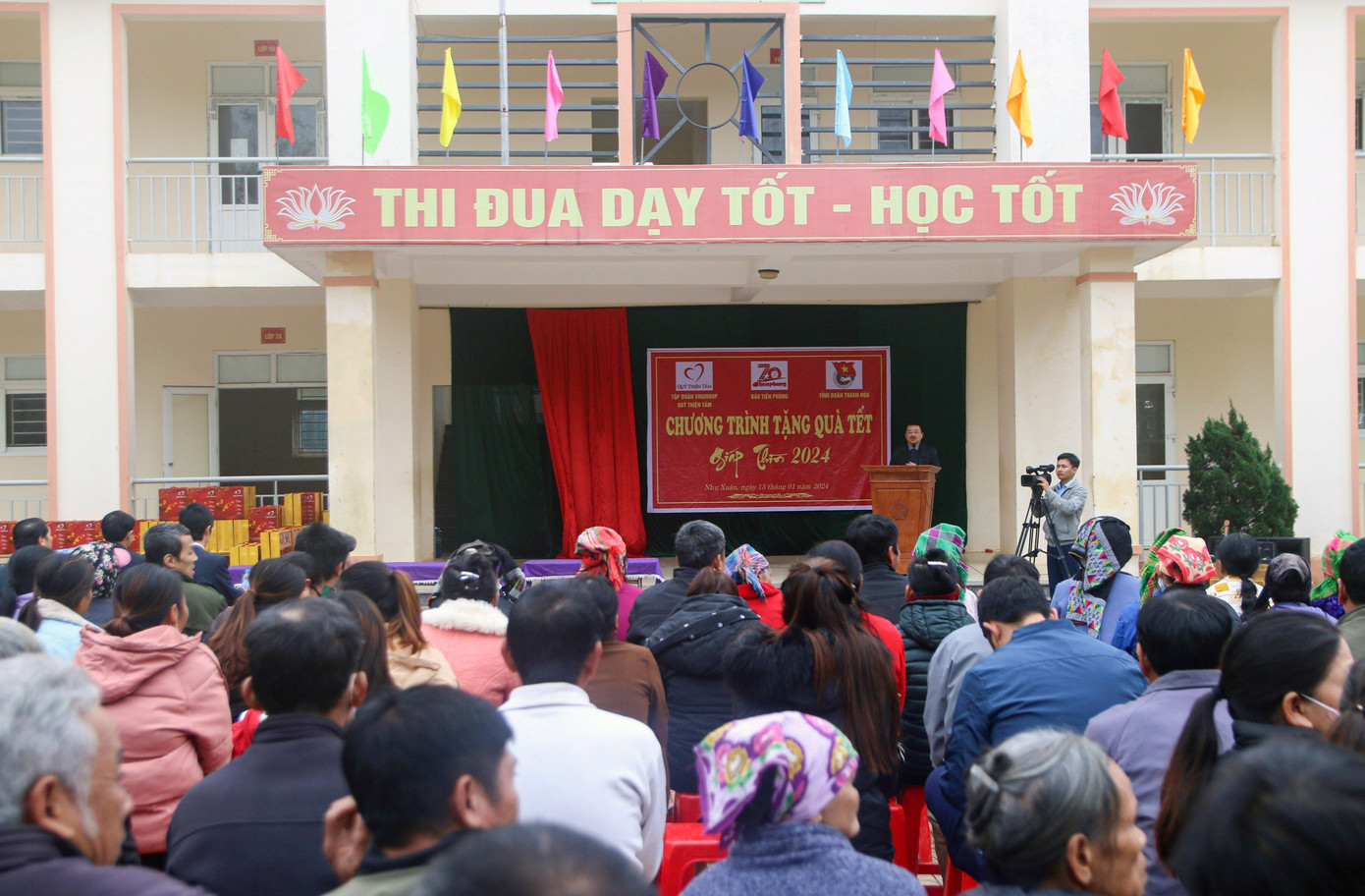 Chương trình trao tặng quà Tết các hộ gia đình khó khăn huyện Như Xuân diễn ra tại Trường THCS Xuân Hòa (xã Xuân Hòa). Ảnh: Hoàng Lam Chương trình trao tặng quà Tết các hộ gia đình khó khăn huyện Như Xuân diễn ra tại Trường THCS Xuân Hòa (xã Xuân Hòa). Ảnh: Hoàng Lam