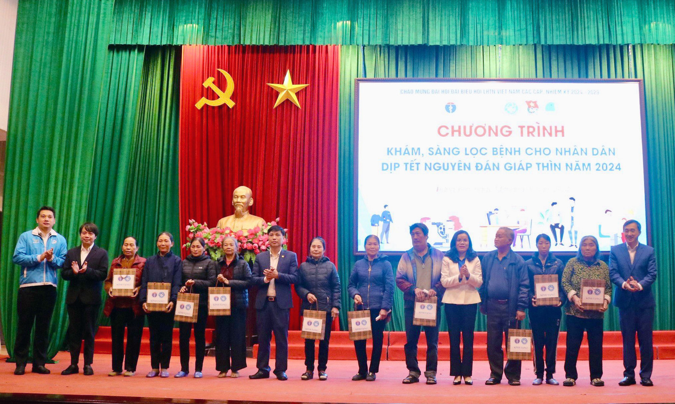 Nhiều phần quà được trao tặng trong chương trình. Nhiều phần quà được trao tặng trong chương trình.