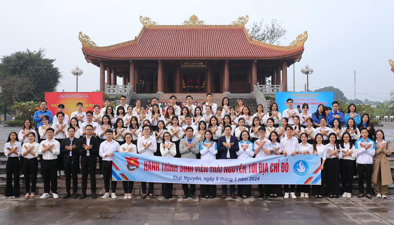 Sinh viên 5 tốt tỉnh Thái Nguyên tham gia hành trình tới địa chỉ đỏ. Ảnh: BTC Sinh viên 5 tốt tỉnh Thái Nguyên tham gia hành trình tới địa chỉ đỏ. Ảnh: BTC