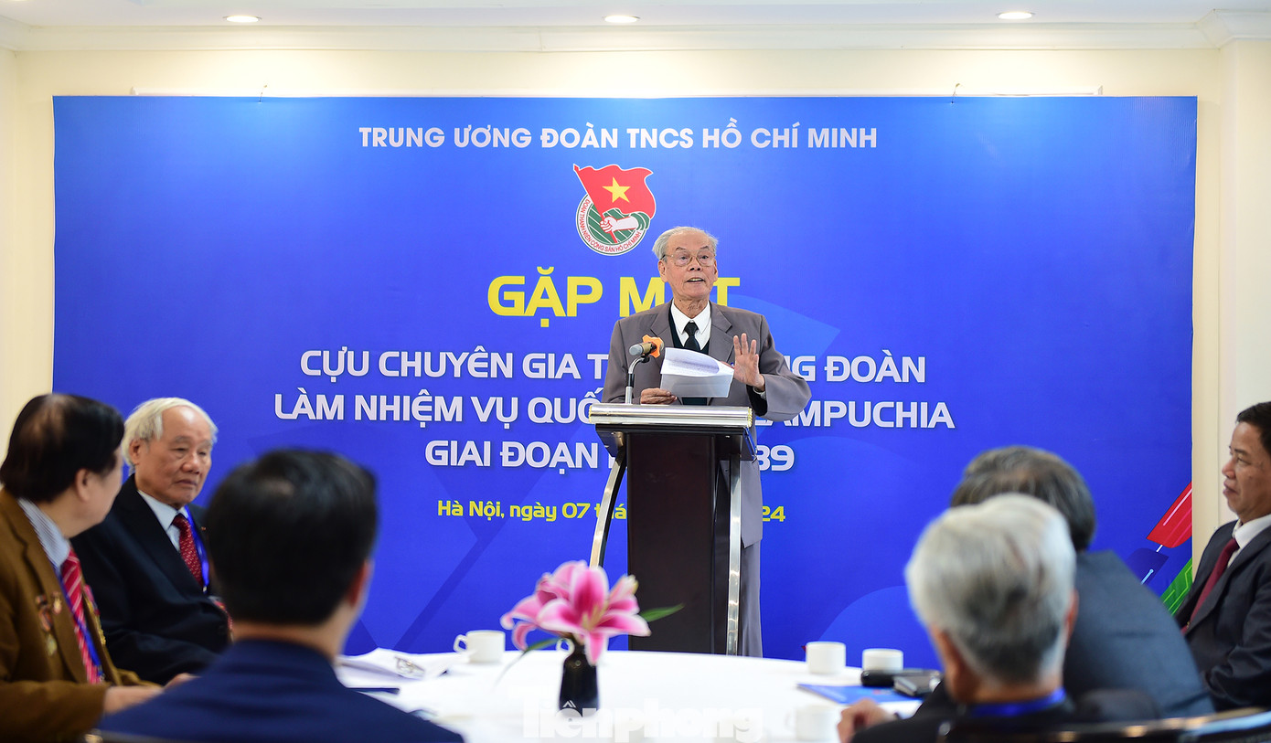 Ông Hoàng Giai - cựu chuyên gia T.Ư Đoàn làm nhiệm vụ quốc tế tại Campuchia chia sẻ tại chương trình. Ảnh: Xuân Tùng