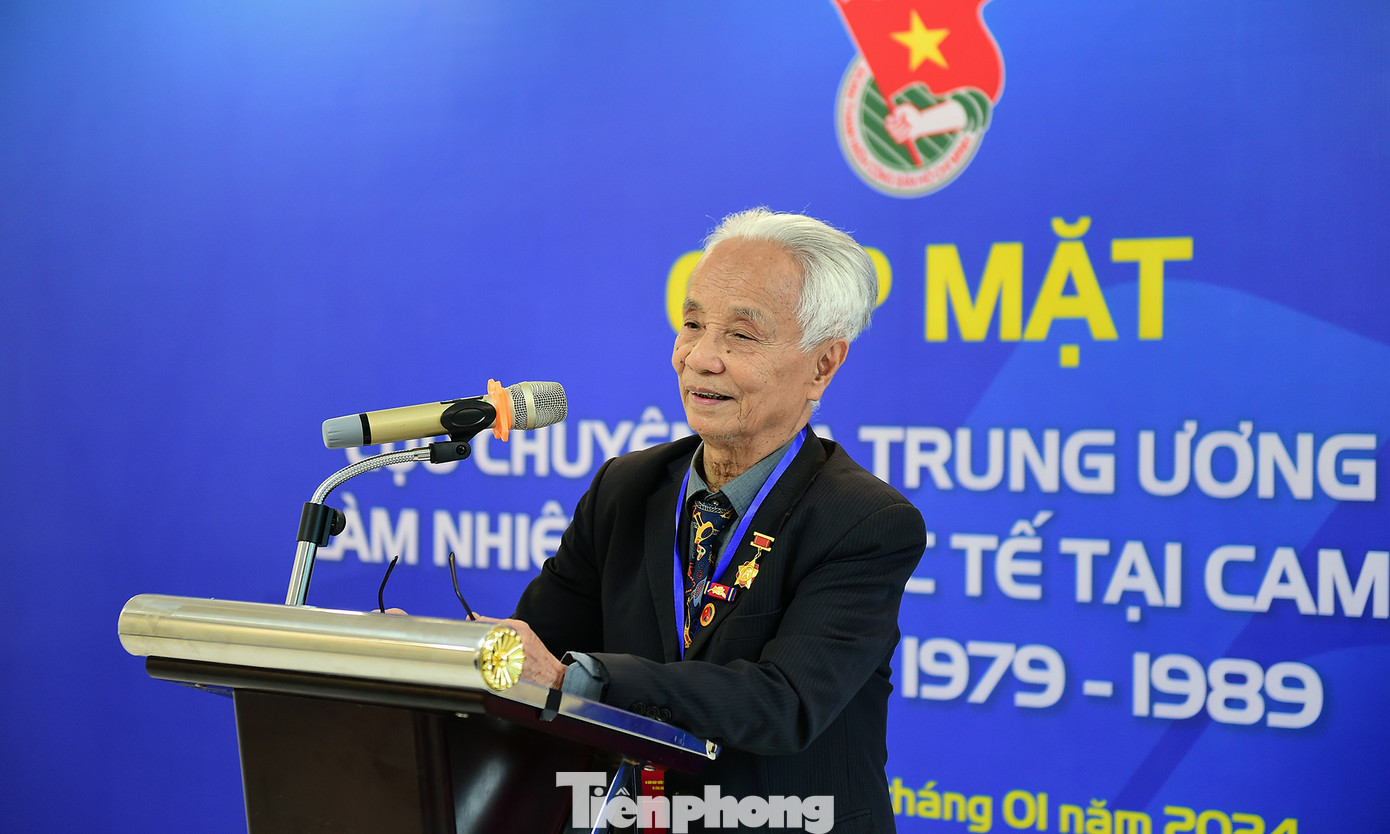 Ông Vũ Vương Việt - nguyên Trưởng đoàn chuyên gia của T.Ư Đoàn làm nhiệm vụ quốc tế tại Campuchia từ tháng 10/1981 đến 7/1987, chia sẻ tại chương trình. Ảnh: Xuân Tùng