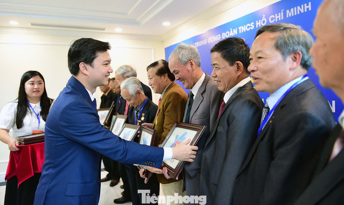 Bí thư T.Ư Đoàn Nguyễn Minh Triết trao tặng logo Đại hội Đoàn toàn quốc lần thứ XII tới các cựu chuyên gia T.Ư Đoàn làm nhiệm vụ quốc tế tại Campuchia giai đoạn 1979 - 1989. Ảnh: Xuân Tùng