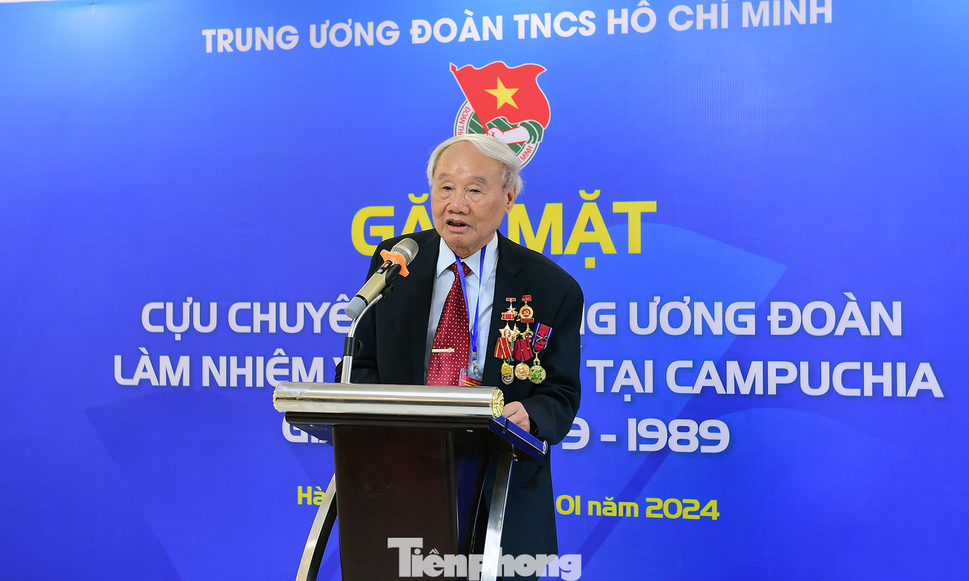 Ông Phạm Tuyến - nguyên Trưởng đoàn chuyên gia của T.Ư Đoàn làm nhiệm vụ quốc tế tại Campuchia phát biểu tại chương trình. Ảnh: Xuân Tùng