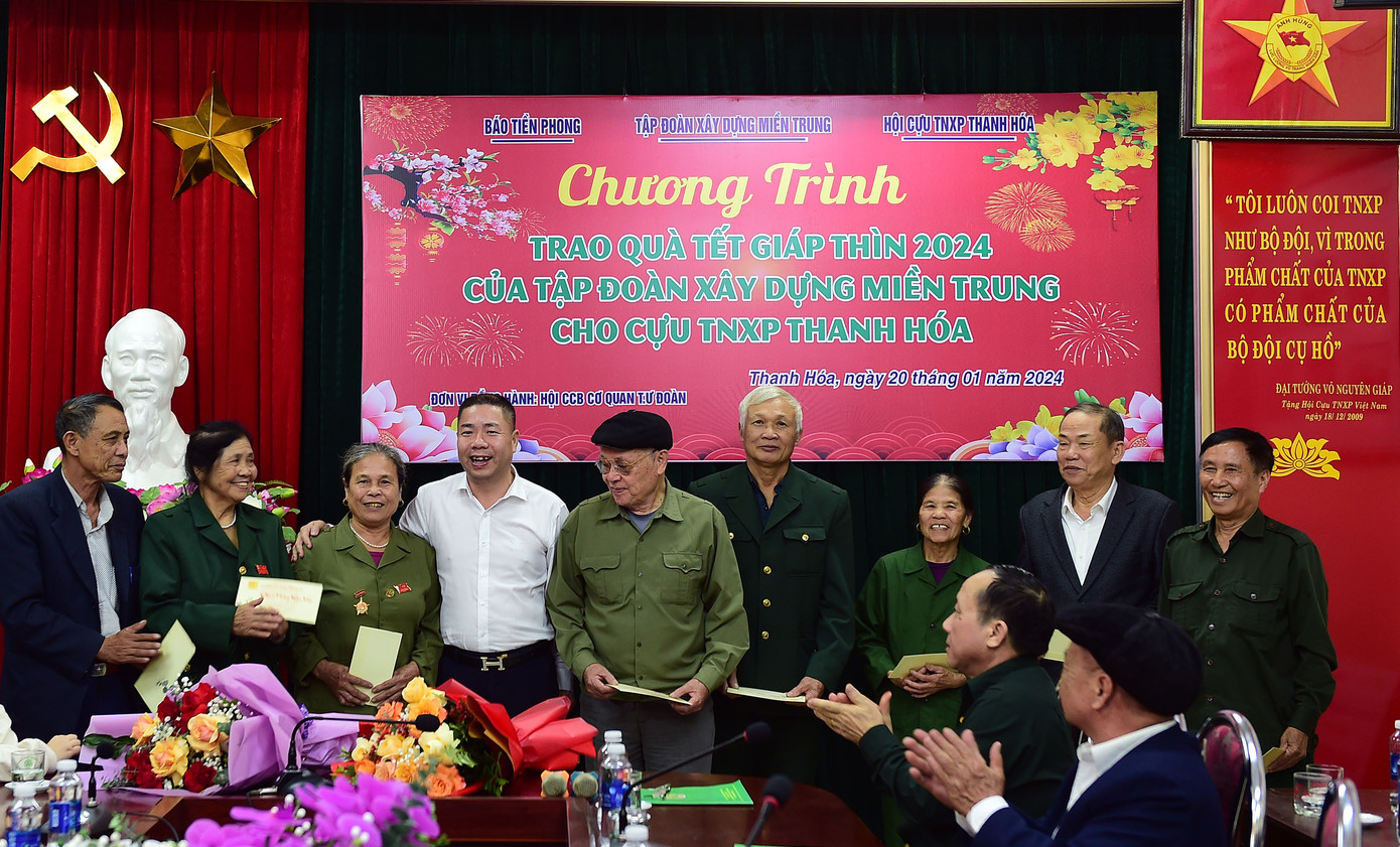 Ông Lại Quang Minh - Phó TGĐ Công ty CP Tập đoàn Xây dựng Miền Trung trao quà tới cựu TNXP có hoàn cảnh khó khăn. Ảnh: Xuân Tùng Ông Lại Quang Minh - Phó TGĐ Công ty CP Tập đoàn Xây dựng Miền Trung trao quà tới cựu TNXP có hoàn cảnh khó khăn. Ảnh: Xuân Tùng