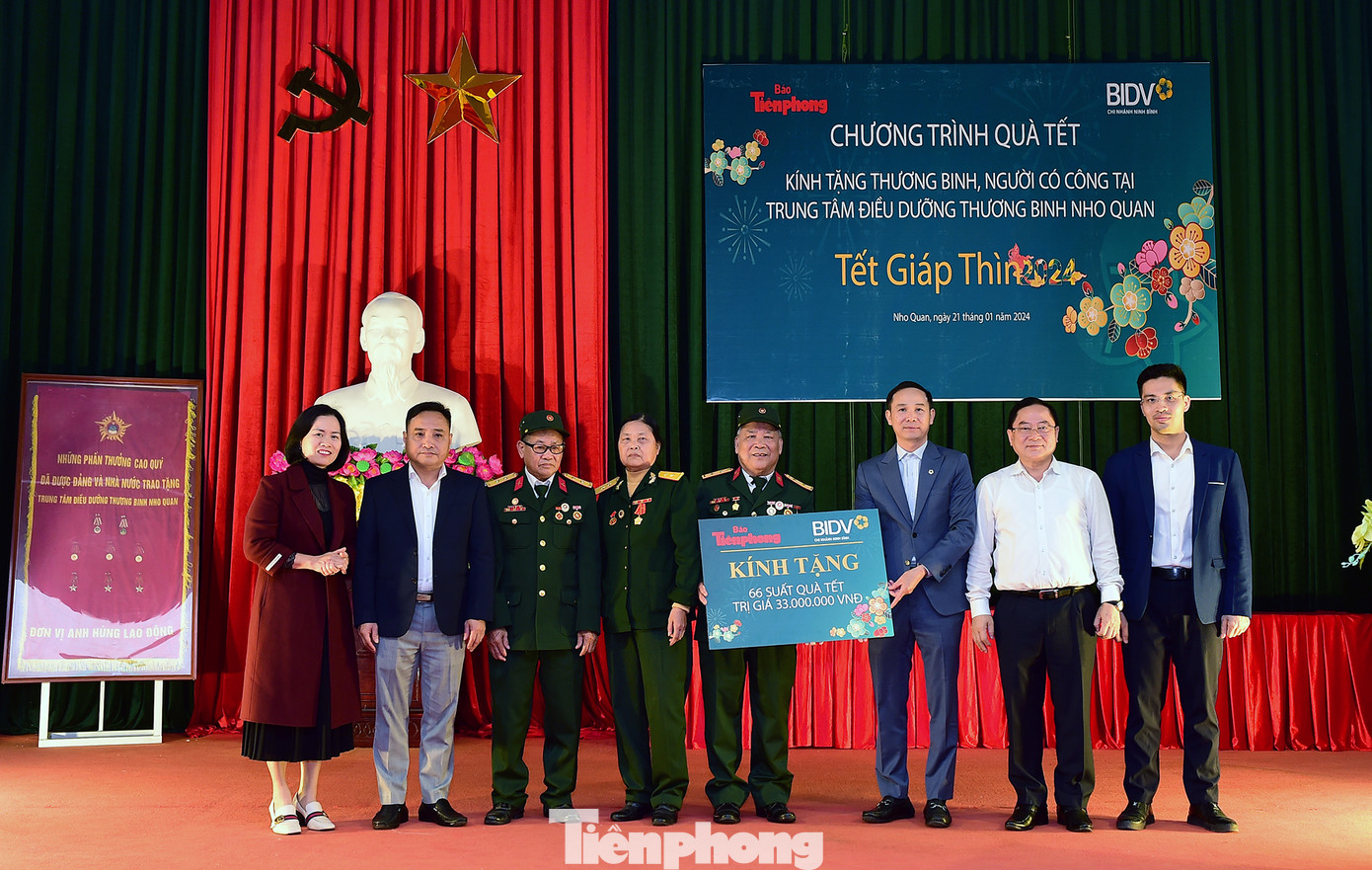 Ông Hoàng Hà (thứ ba từ phải sang) trao biển tượng trưng 66 suất quà tới Trung tâm. Ảnh: Xuân Tùng