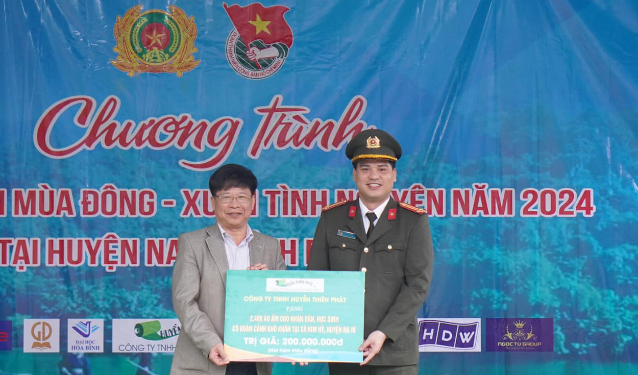 Trung tá Đồng Đức Vũ trao tặng áo ấm cho học sinh các trường trên địa bàn huyện Na Rì.