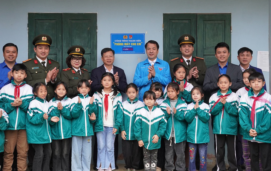 Các đại biểu và học sinh thực hiện nghi thức khánh thành công trình thanh niên "Phòng máy cho em". Ảnh: BTC