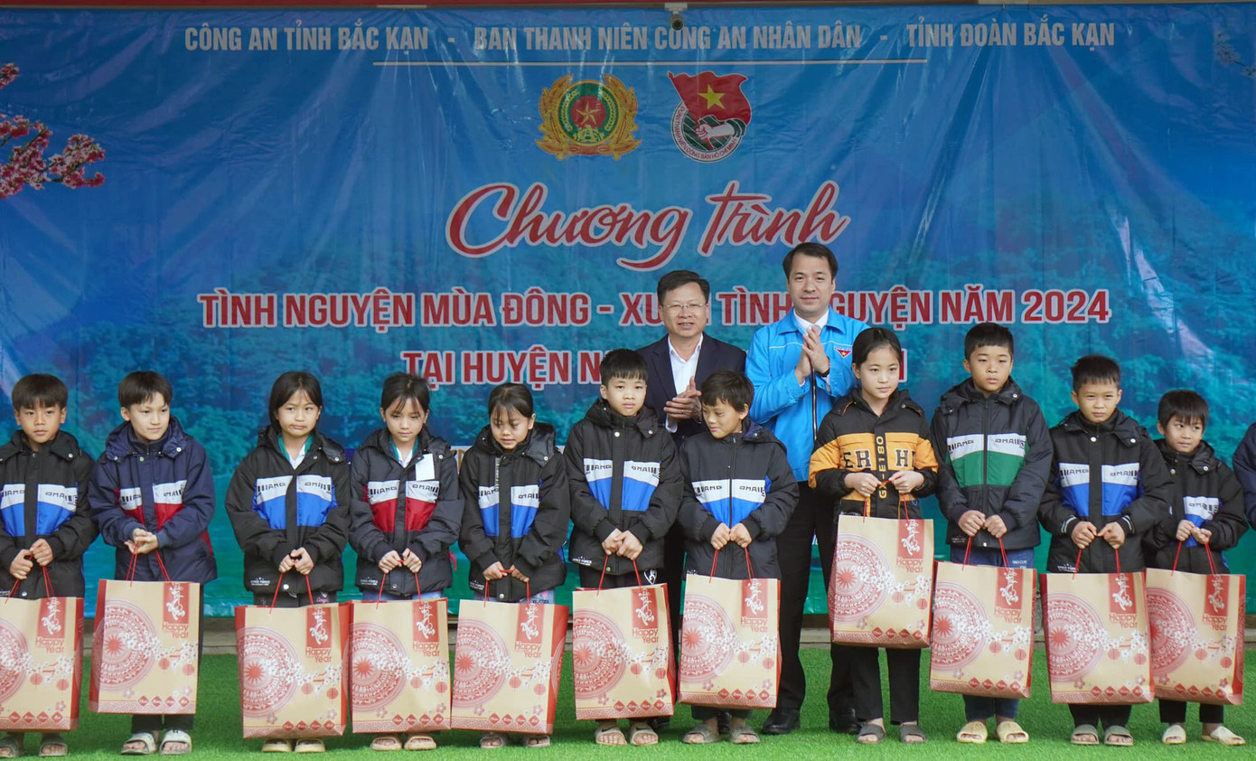 Nhiều phần quà trao tặng các em học sinh. Ảnh: BTC