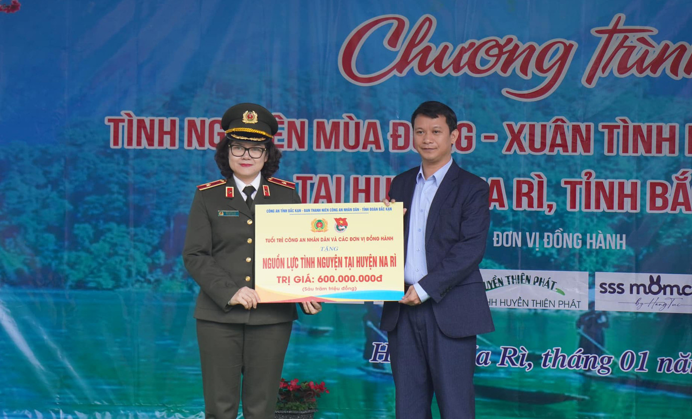 Thiếu tướng Ngô Hoài Thu - Phó Cục trưởng X03 trao nguồn lực hỗ trợ tại chương trình cho huyện Na Rì.