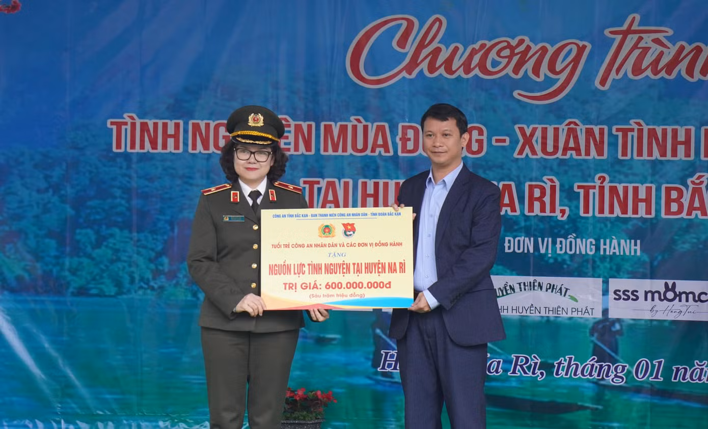Thiếu tướng Ngô Hoài Thu - Phó Cục trưởng X03 trao nguồn lực hỗ trợ tại chương trình cho huyện Na Rì.