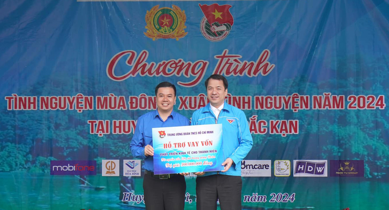 Bí thư T.Ư Đoàn Ngô Văn Cương trao hỗ trợ vốn vay phát triển kinh tế cho thanh niên. Ảnh: BTC