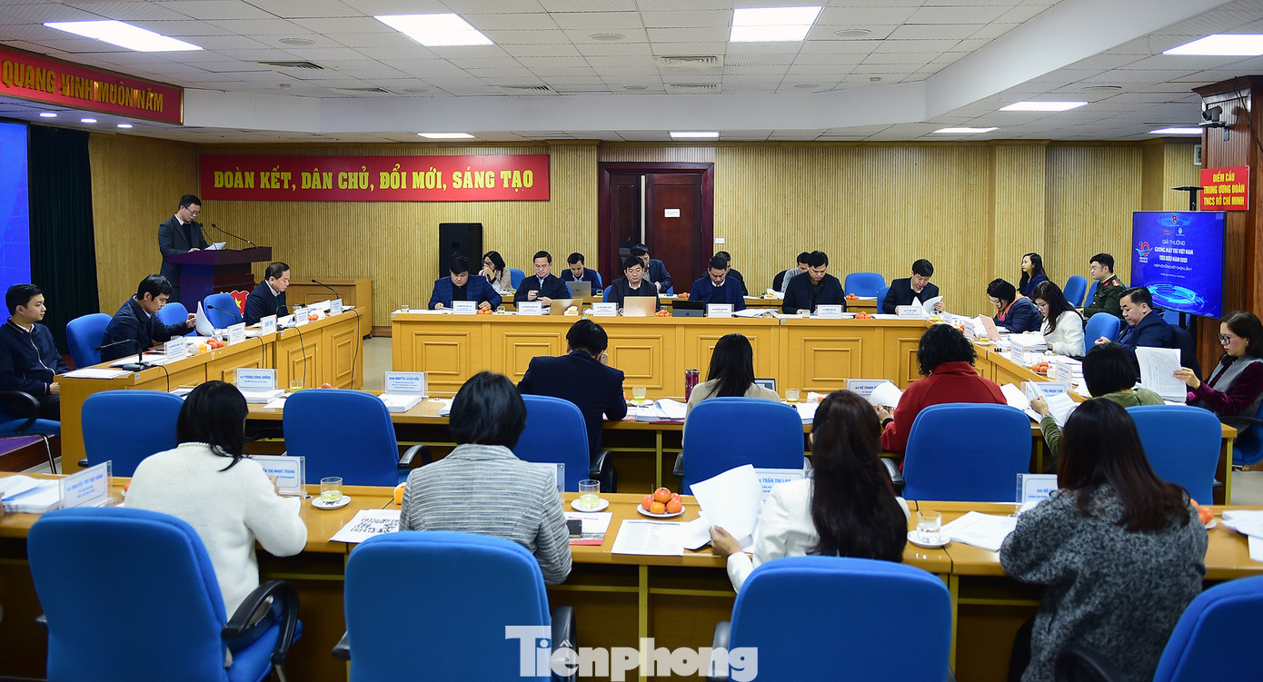 Thành viên hội đồng nghiên cứu thông tin các đề cử.