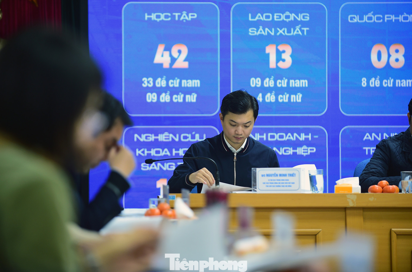 Thành viên hội đồng nghiên cứu thông tin các đề cử.