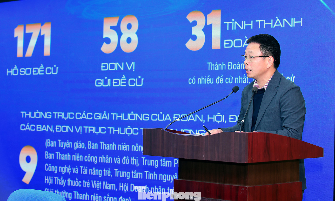 Nhà báo Phùng Công Sưởng báo cáo công tác triển khai, tập hợp, phân tích dữ liệu hồ sơ các đề cử Giải thưởng Gương mặt trẻ Việt Nam tiêu biểu năm 2023.