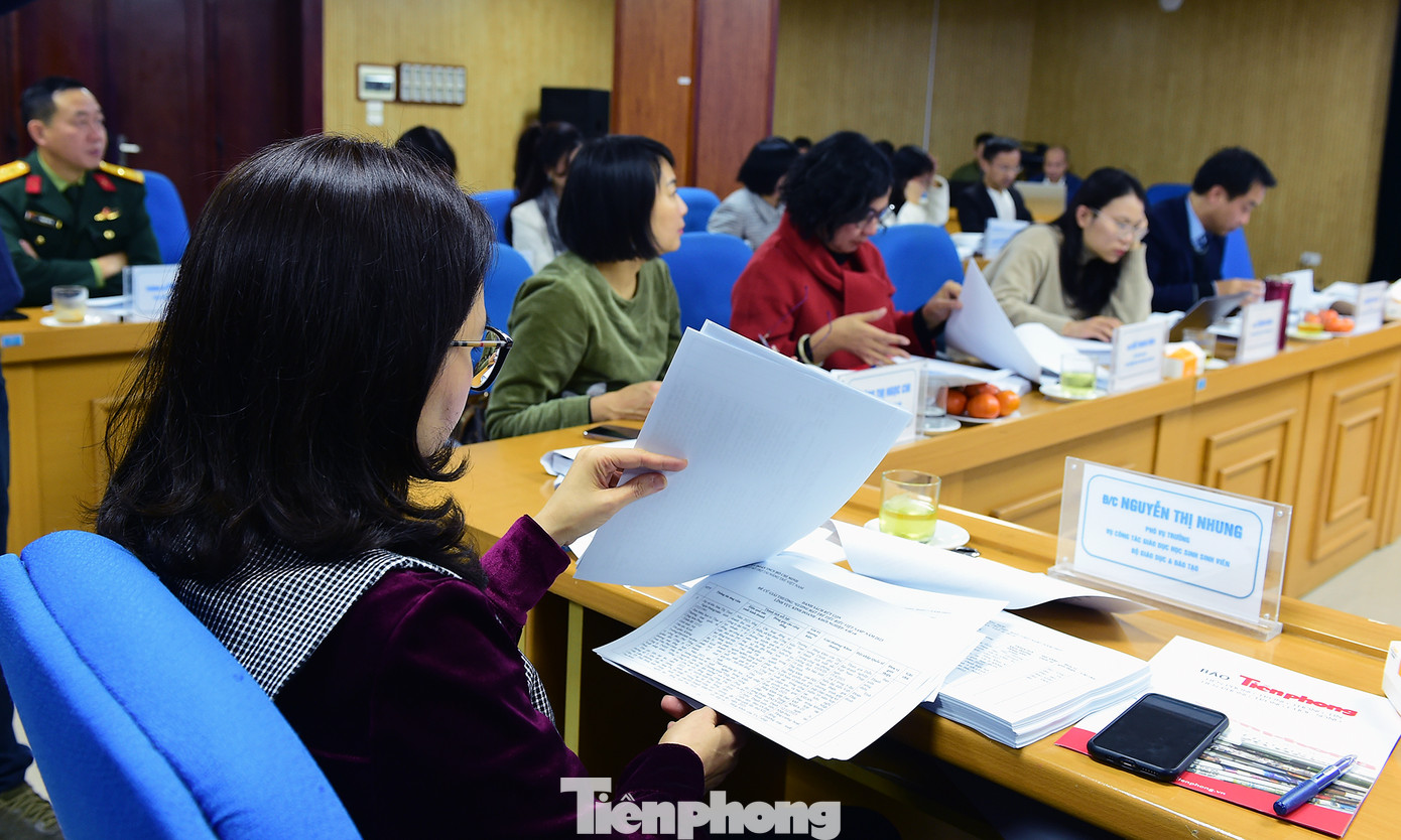 Thành viên hội đồng nghiên cứu thông tin các đề cử.