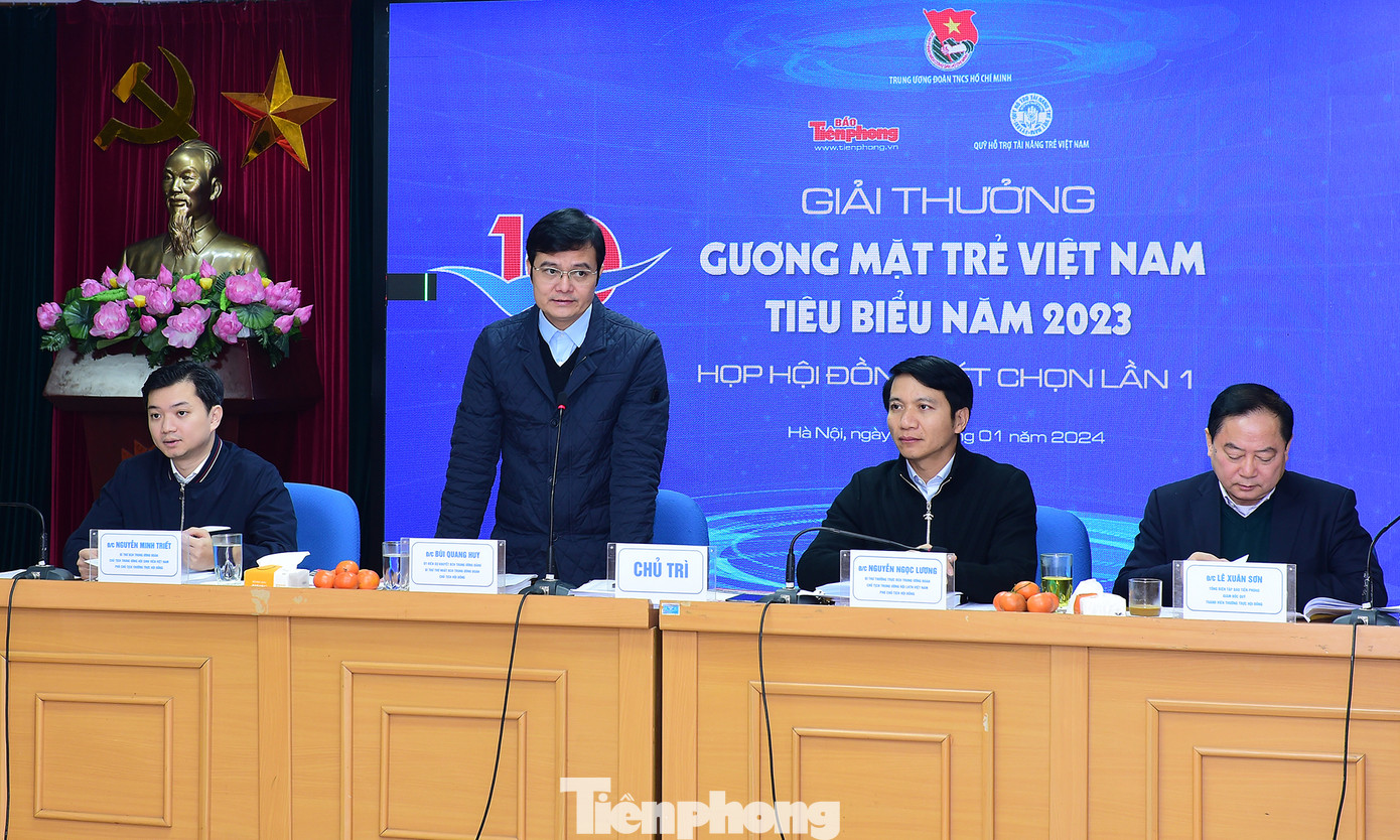 Anh Bùi Quang Huy chủ trì cuộc họp.