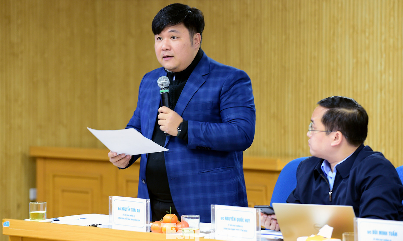 Các thành viên đã tập trung trí tuệ phân tích cụ thể, chi tiết từng hồ sơ, thành tích của các đề cử ở các lĩnh vực để tìm ra gương mặt tiêu biểu nhất.