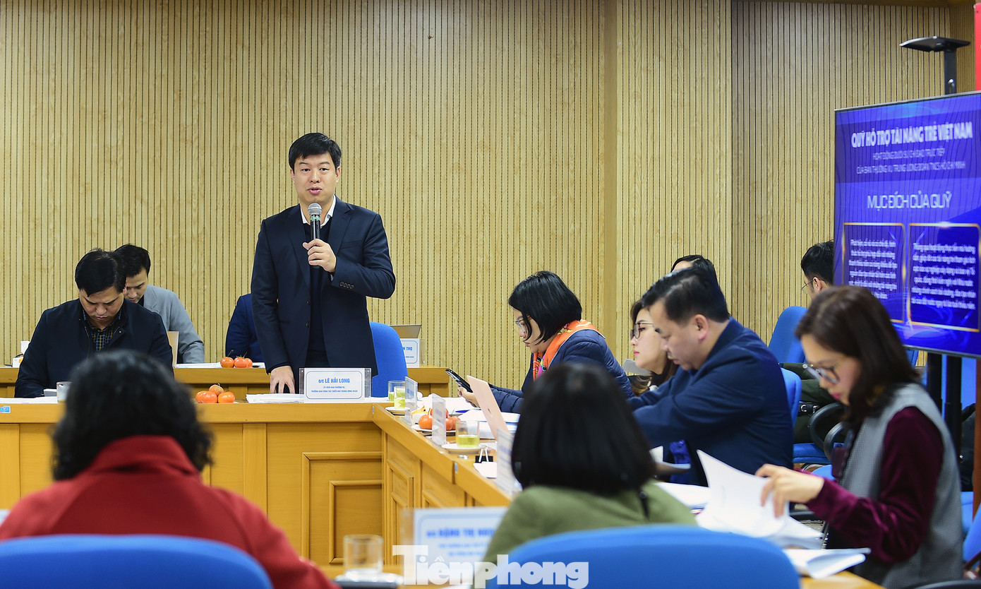 Các thành viên đã tập trung trí tuệ phân tích cụ thể, chi tiết từng hồ sơ, thành tích của các đề cử ở các lĩnh vực để tìm ra gương mặt tiêu biểu nhất.