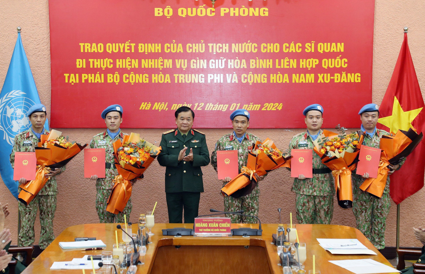 Thừa ủy quyền, Thượng tướng Hoàng Xuân Chiến trao quyết định của Chủ tịch nước và tặng hoa 5 sĩ quan chuẩn bị lên đường thực hiện nhiệm vụ giữ gìn hòa bình.