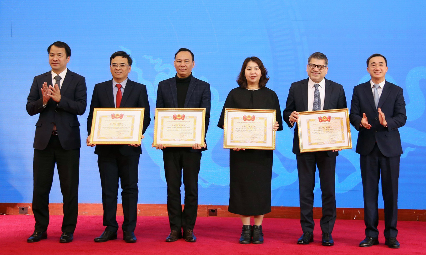 Bí thư T.Ư Đoàn Ngô Văn Cương và Thứ trưởng Bộ Y tế Trần Văn Thuấn trao tặng Bằng khen của T.Ư Đoàn cho các tập thể. Bí thư T.Ư Đoàn Ngô Văn Cương và Thứ trưởng Bộ Y tế Trần Văn Thuấn trao tặng Bằng khen của T.Ư Đoàn cho các tập thể.