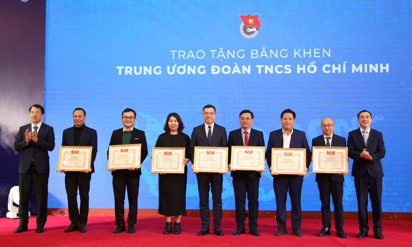 Bí thư T.Ư Đoàn Ngô Văn Cương và Thứ trưởng Bộ Y tế Trần Văn Thuấn trao tặng Bằng khen của T.Ư Đoàn cho các cá nhân. Bí thư T.Ư Đoàn Ngô Văn Cương và Thứ trưởng Bộ Y tế Trần Văn Thuấn trao tặng Bằng khen của T.Ư Đoàn cho các cá nhân.