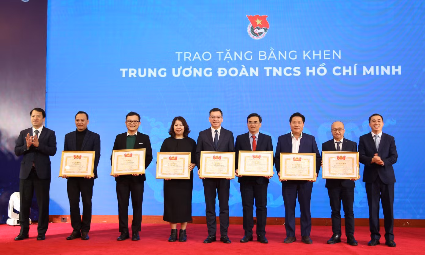 Bí thư T.Ư Đoàn Ngô Văn Cương và Thứ trưởng Bộ Y tế Trần Văn Thuấn trao tặng Bằng khen của T.Ư Đoàn cho các cá nhân.