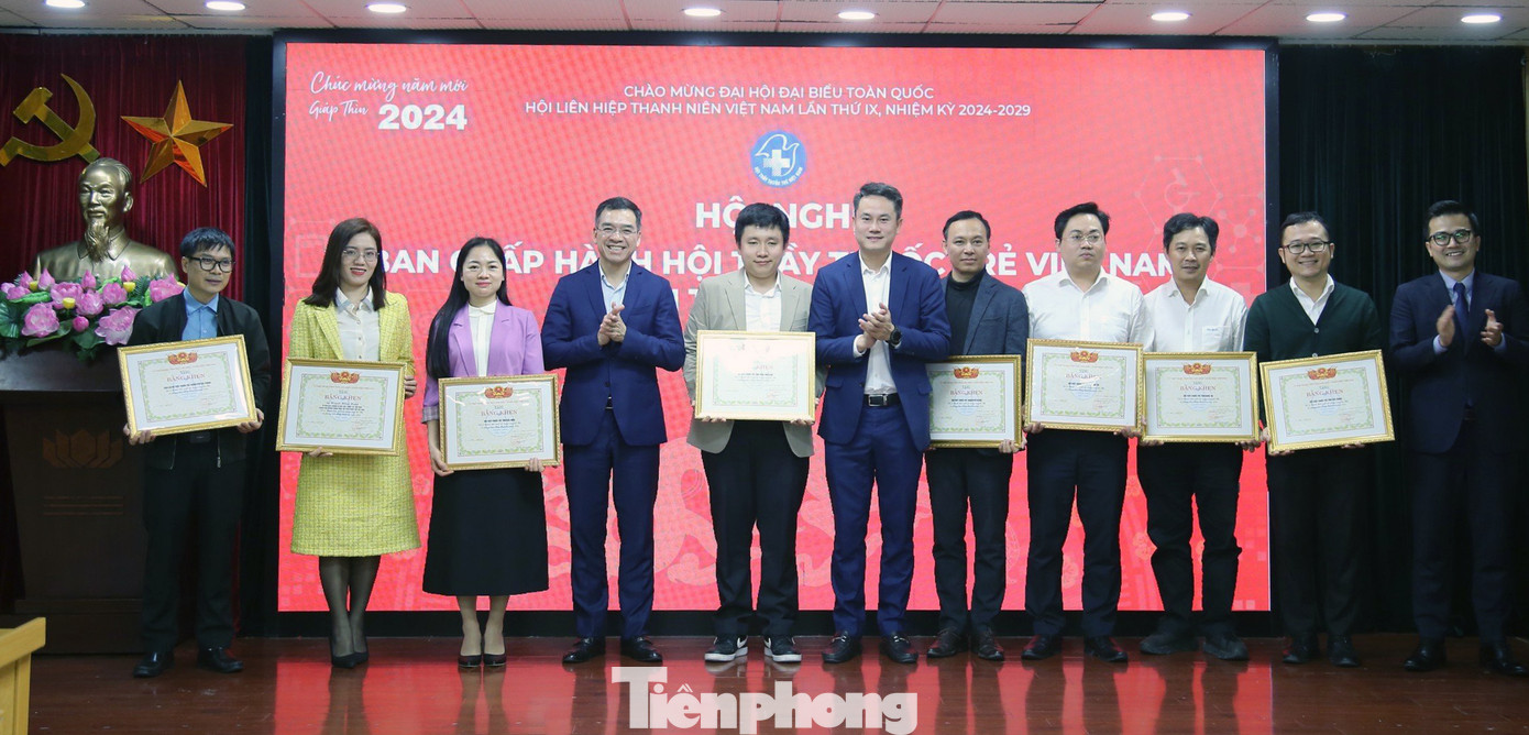 Nhiều tập thể, cá nhân có thành tích xuất sắc trong năm 2023 đã được khen thưởng tại chương trình.