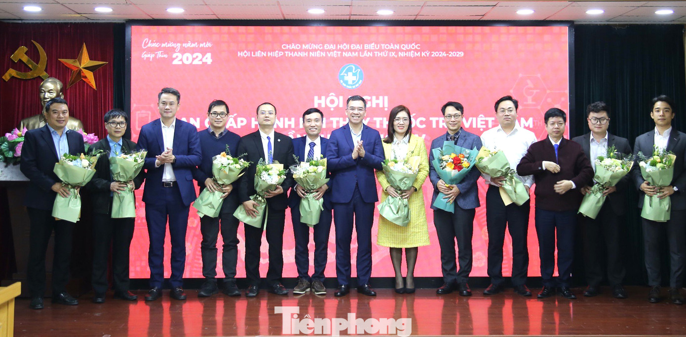 Anh Nguyễn Kim Quy và thường trực T.Ư Hội Thầy thuốc trẻ Việt Nam tặng hoa chúc mừng các anh chị tham gia Ban Chấp hành T.Ư Hội Thầy thuốc trẻ Việt Nam khóa IV.