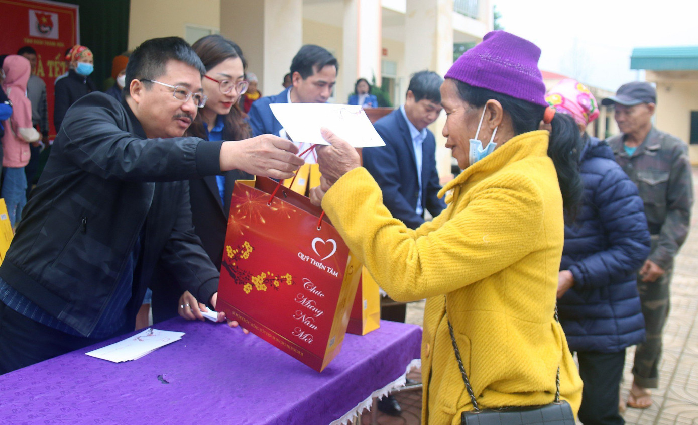 Nhà báo Vũ Tiến và chị Phùng Tố Linh, cùng đại diện lãnh đạo địa phương trao tặng quà tới các hộ gia đình tại chương trình. Ảnh: Hoàng Lam Nhà báo Vũ Tiến và chị Phùng Tố Linh, cùng đại diện lãnh đạo địa phương trao tặng quà tới các hộ gia đình tại chương trình. Ảnh: Hoàng Lam