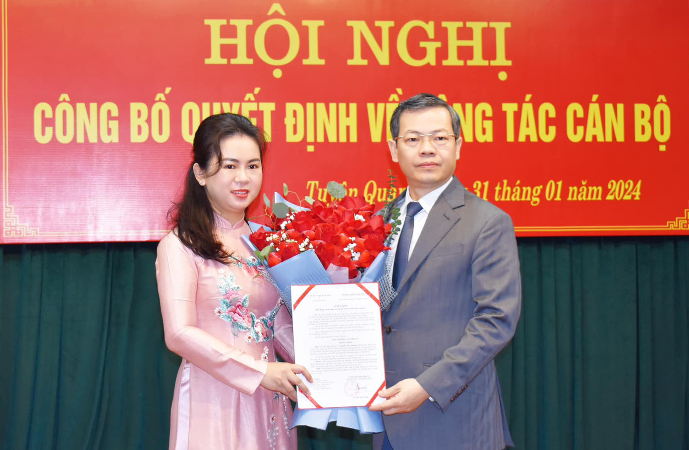 Ông Nguyễn Văn Sơn - Phó Bí thư Tỉnh ủy, Chủ tịch UBND tỉnh Tuyên Quang trao Quyết định bổ nhiệm chị Nguyễn Thu Hường. Ảnh: TĐTQ
