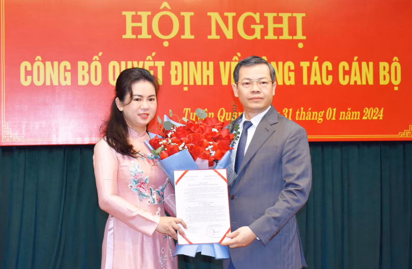 Ông Nguyễn Văn Sơn - Phó Bí thư Tỉnh ủy, Chủ tịch UBND tỉnh Tuyên Quang trao Quyết định bổ nhiệm chị Nguyễn Thu Hường. Ảnh: TĐTQ Ông Nguyễn Văn Sơn - Phó Bí thư Tỉnh ủy, Chủ tịch UBND tỉnh Tuyên Quang trao Quyết định bổ nhiệm chị Nguyễn Thu Hường. Ảnh: TĐTQ