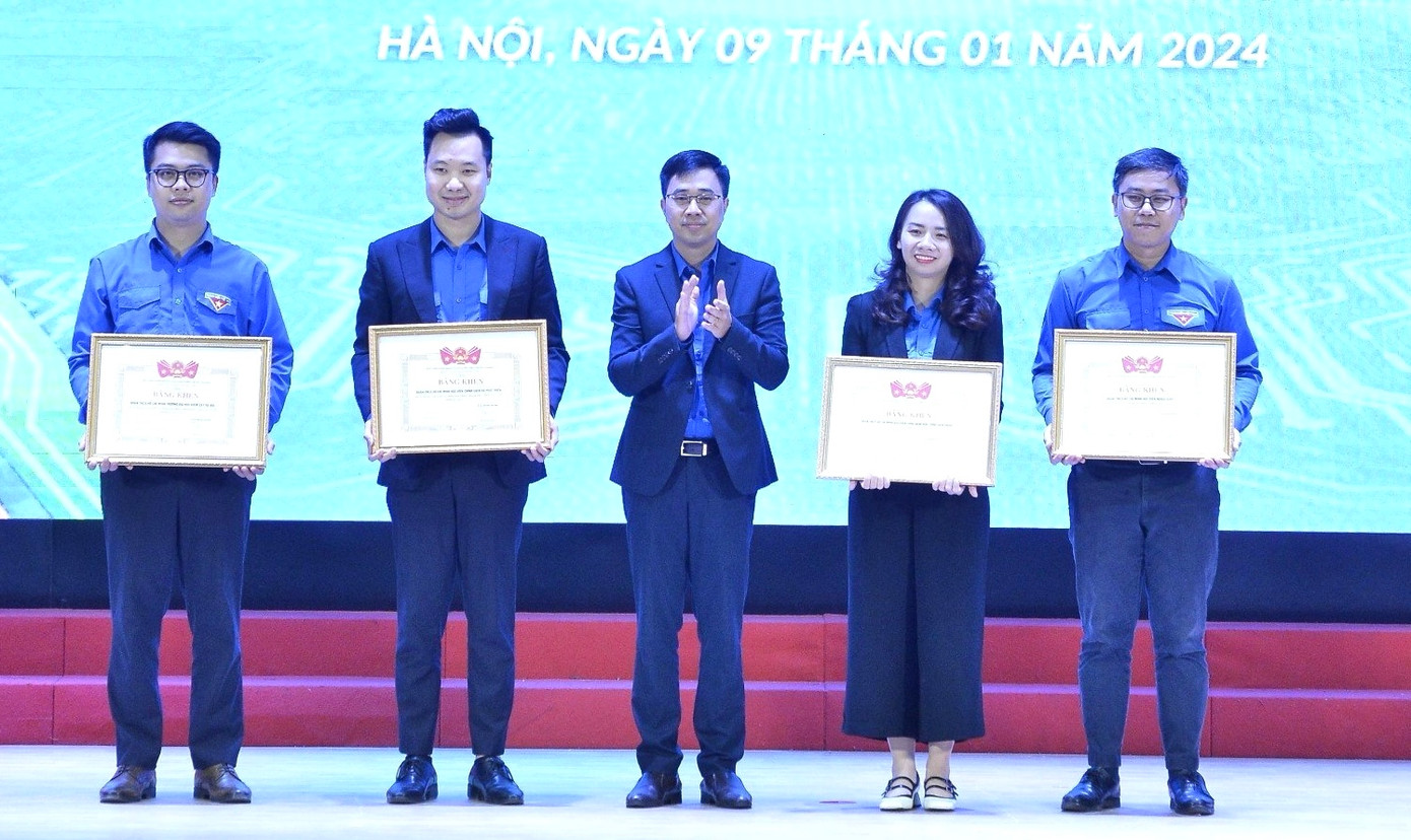 Anh Bùi Hoàng Tùng trao khen thưởng 4 đơn vị xuất sắc. Anh Bùi Hoàng Tùng trao khen thưởng 4 đơn vị xuất sắc.