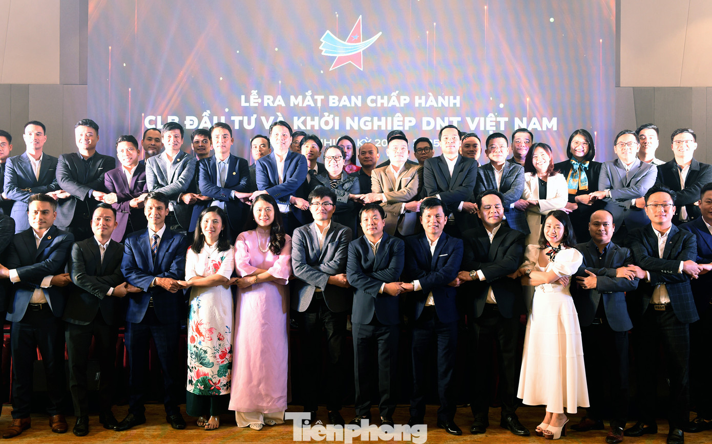 Ban Chấp hành CLB Đầu tư và khởi nghiệp khóa III ra mắt tại chương trình. Ảnh: Xuân Tùng