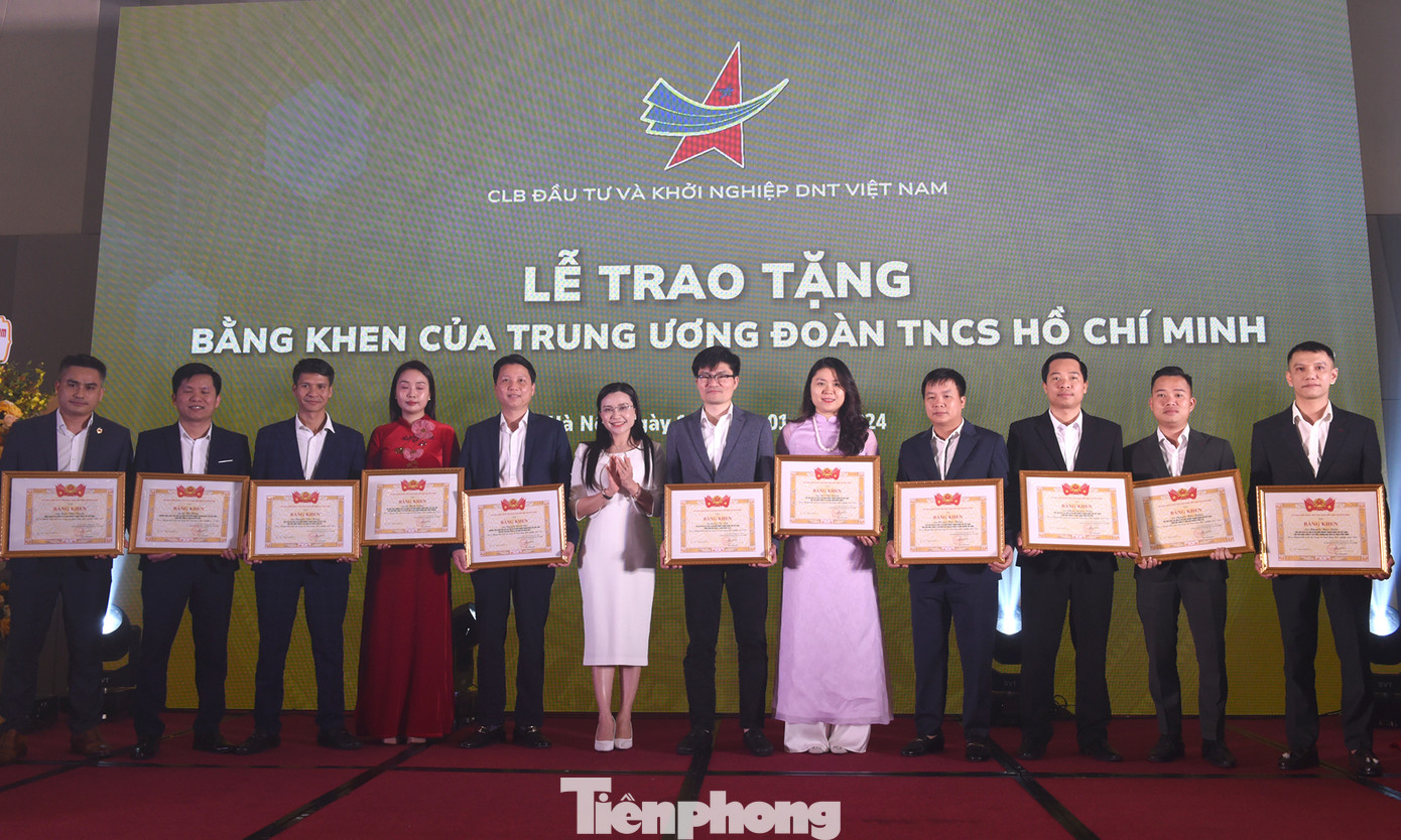 Chị Nguyễn Phạm Duy Trang tặng Bằng khen T.Ư Đoàn đối với các cá nhân có thành tích xuất sắc trong khởi nghiệp. Ảnh: Xuân Tùng