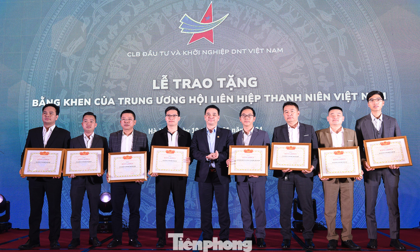 Anh Nguyễn Doãn Thắng tặng Bằng khen của T.Ư Hội LHTN Việt Nam tới các cá nhân. Ảnh: Xuân Tùng