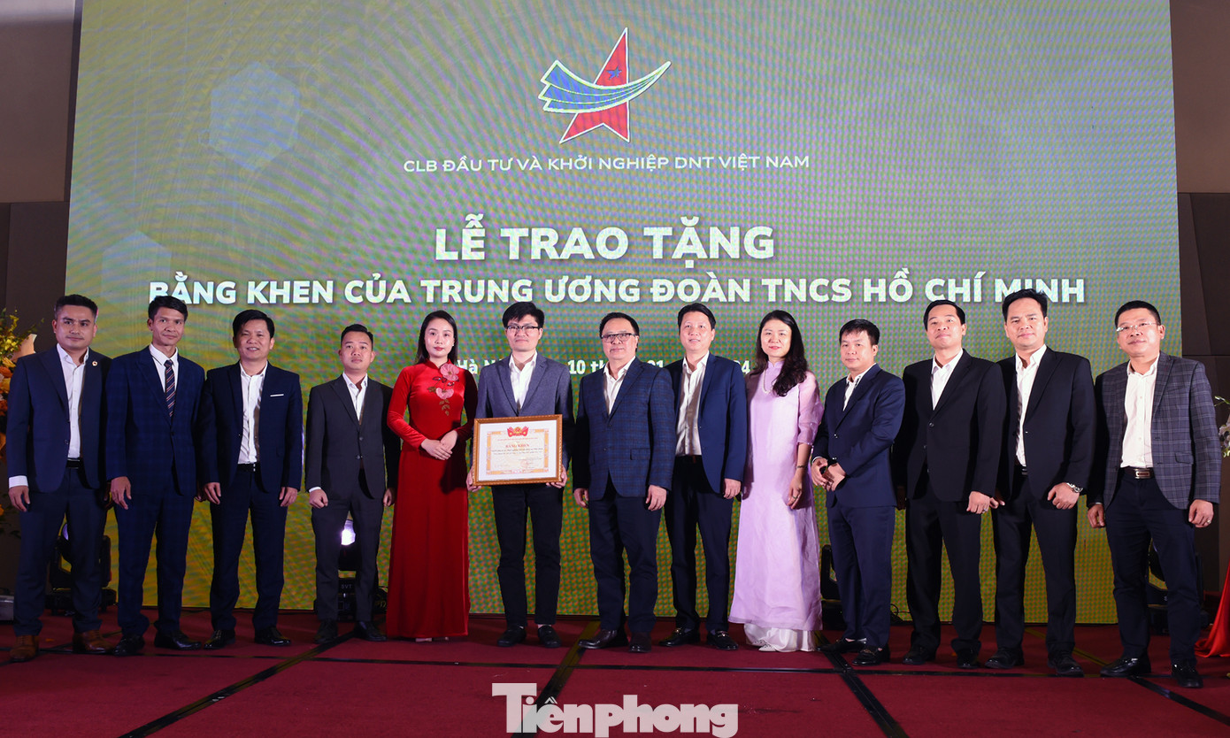 Ông Hoàng Bình Quân trao tặng Bằng khen T.Ư Đoàn đối với CLB Đầu tư và khởi nghiệp Việt Nam tại chương trình. Ảnh: Xuân Tùng