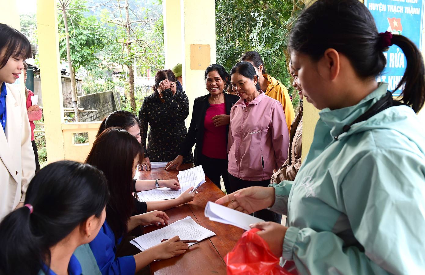Chương trình tặng quà Tết tại huyện Thạch Thành. Ảnh: Xuân Tùng Chương trình tặng quà Tết tại huyện Thạch Thành. Ảnh: Xuân Tùng