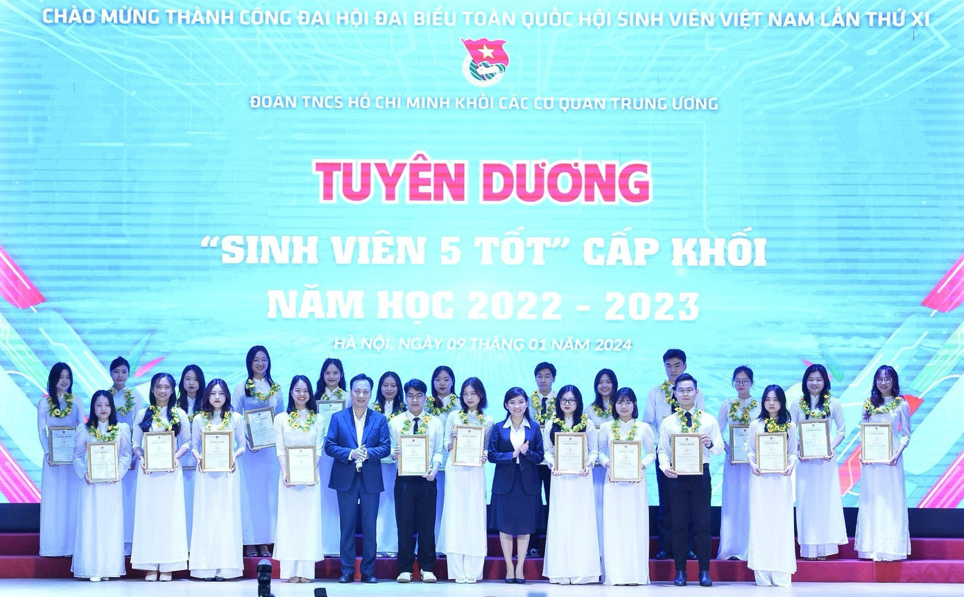 52 Sinh viên 5 tốt được tuyên dương trong chương trình. 52 Sinh viên 5 tốt được tuyên dương trong chương trình.