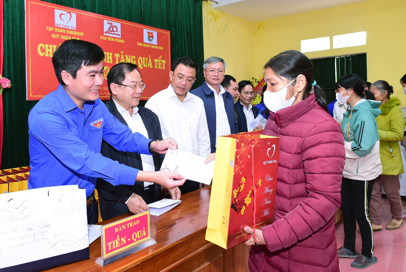 Anh Lê Văn Châu - Bí thư Tỉnh Đoàn Thanh Hóa cùng đại diện lãnh đạo địa phương tặng quà tới hộ dân tại chương trình. Ảnh: Xuân Tùng Anh Lê Văn Châu - Bí thư Tỉnh Đoàn Thanh Hóa cùng đại diện lãnh đạo địa phương tặng quà tới hộ dân tại chương trình. Ảnh: Xuân Tùng