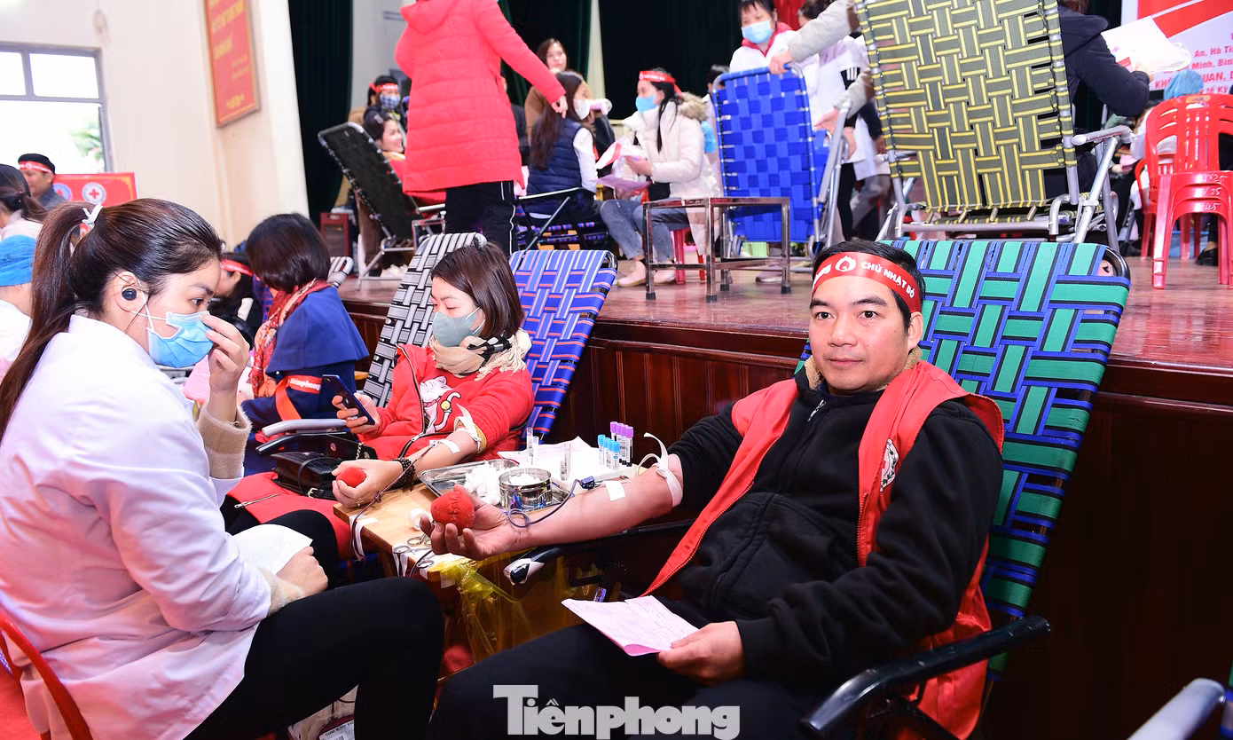 Anh Bùi Minh Duẩn hiến máu tại chương trình. Ảnh: Xuân Tùng